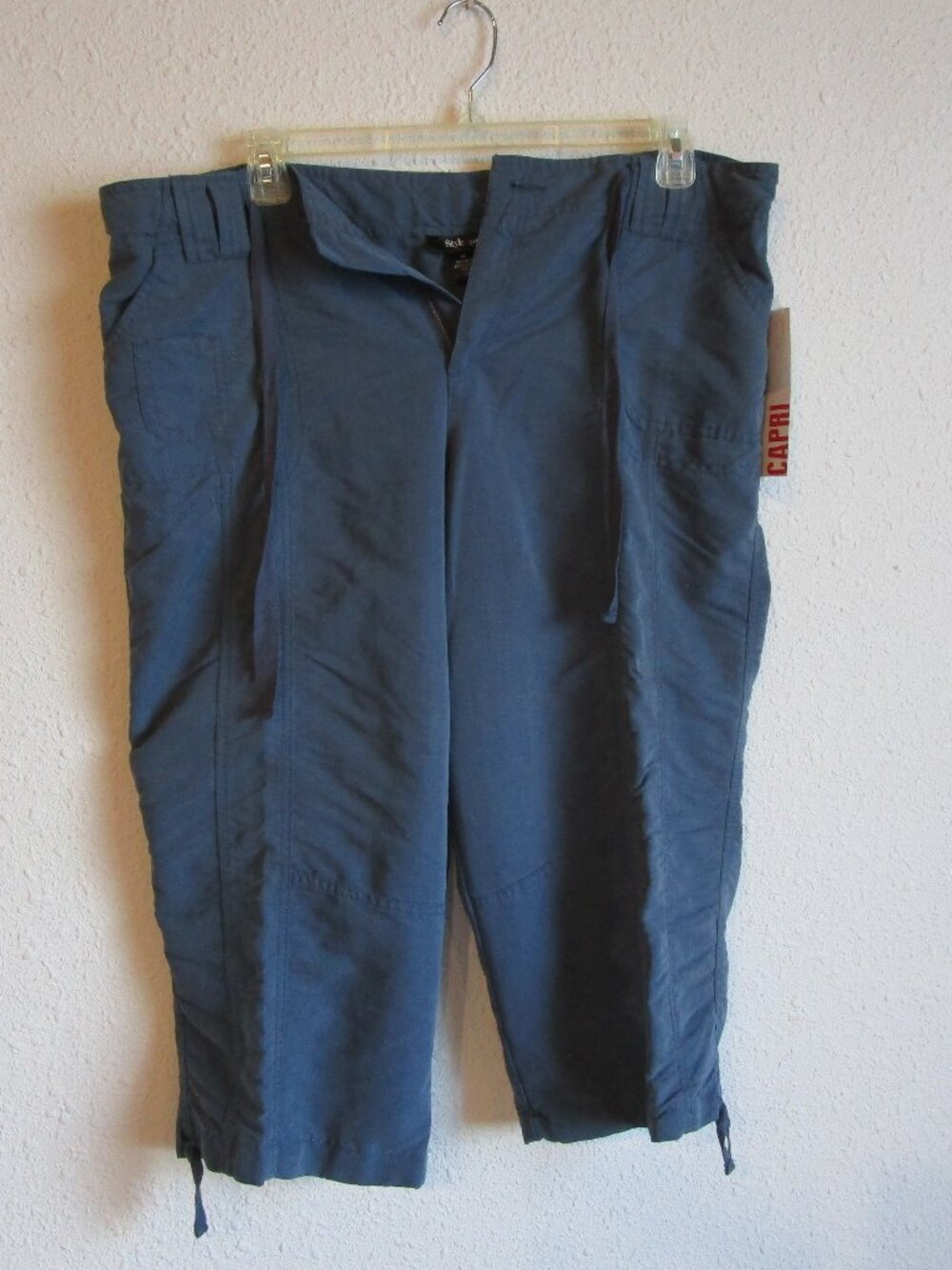 Green Capris Size 18, Rayon polyester blend. Multiple pockets, drawstrings. NWT